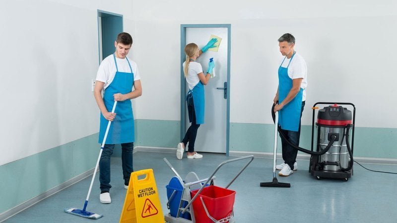 عاملات نظافة بالساعة